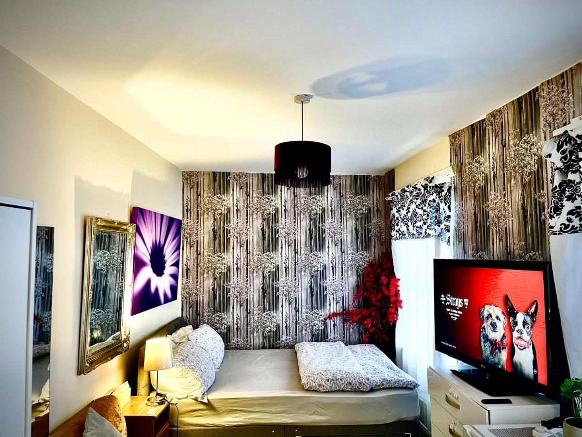 Comfy Double Bedroom With A Private Toilet Privatunterkunft *